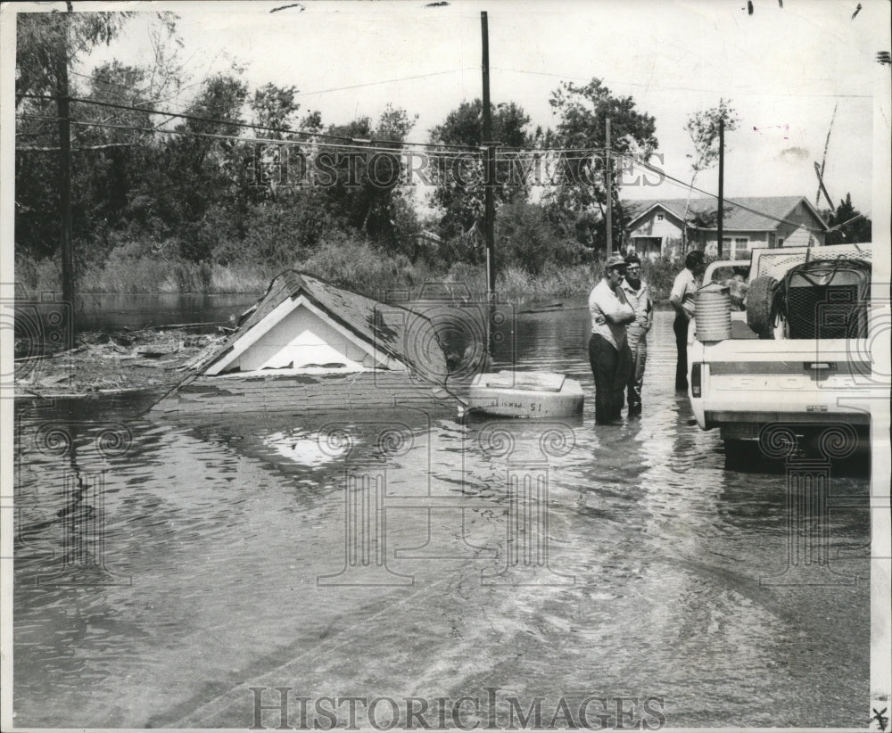 1969 Press Photo Hurricane Camille - Utility workmen in Plaquemines Parish. - Historic Images