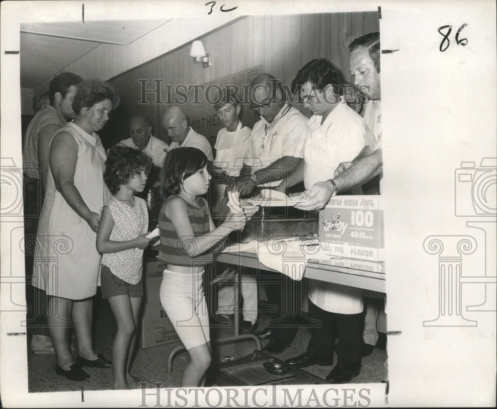 1969 Press Photo Knights Of Columbus Feeds 500 Driven From Homes By Hurricane - Historic Images