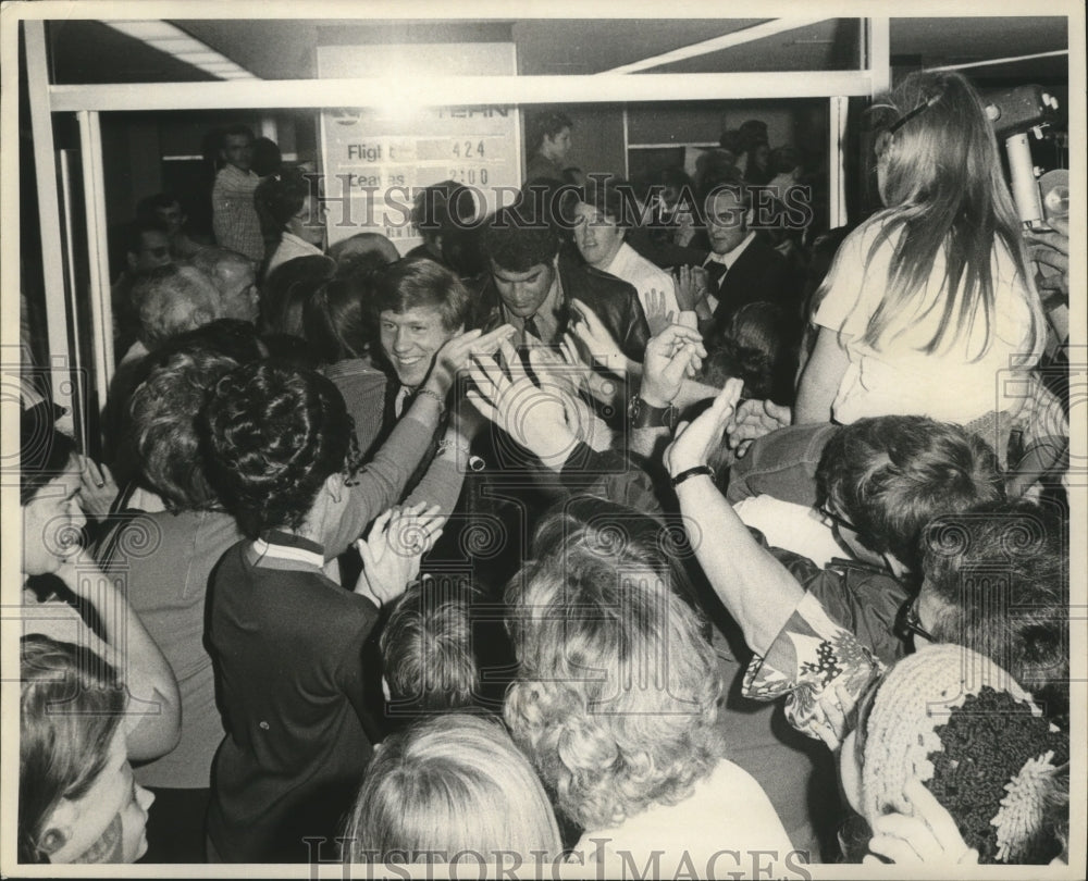 1971 Press Photo New Orleans Saints At Airport Returning From Green Bay Game - Historic Images