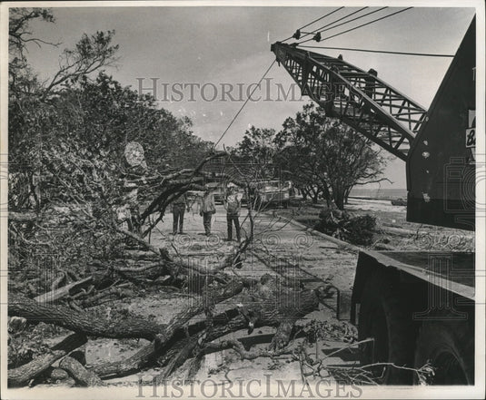 1969 Press Photo Hurricane Camille - Men moving debris in Gulfport, Mississippi. - Historic Images