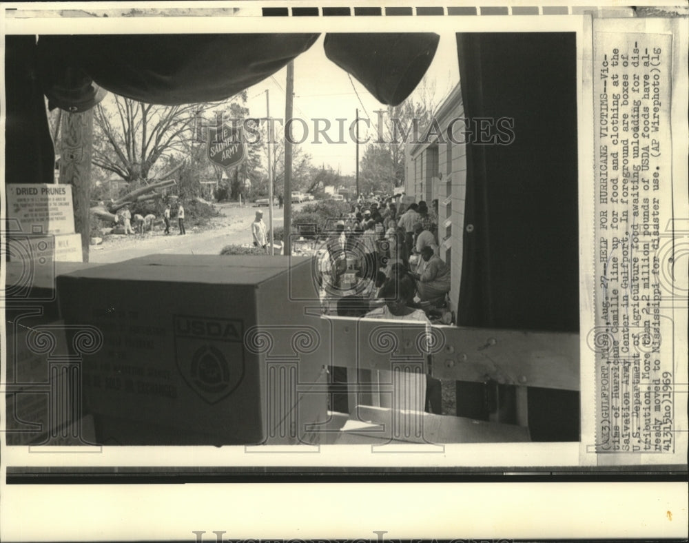 1969 Press Photo Victims Of Hurricane Camille Receive Food &amp; Clothes - noa00477 - Historic Images