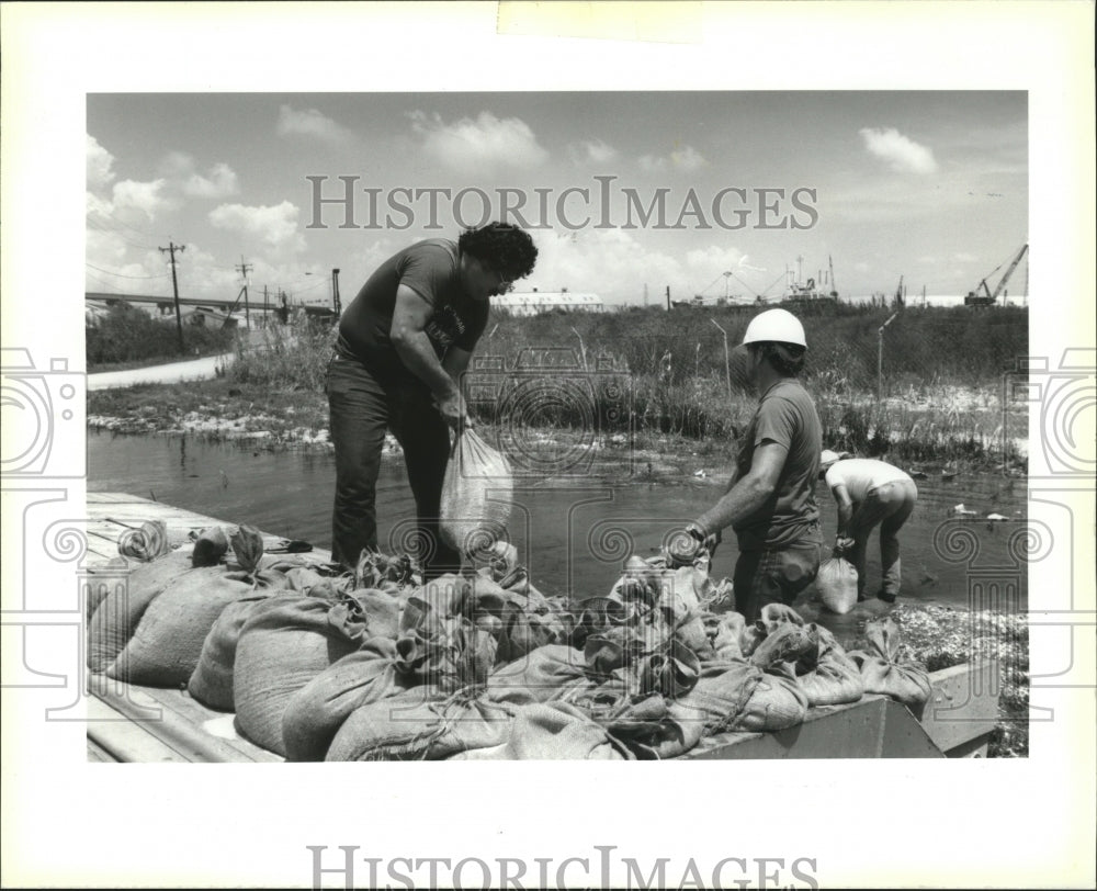 1992 Hurricane Andrew - Port of New Orleans employees sandbag area. - Historic Images