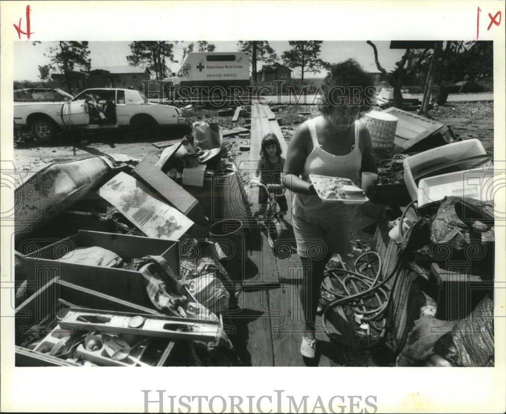 1992 Hurricane Andrew - Angeline Hendon gets a Red Cross lunch. - Historic Images