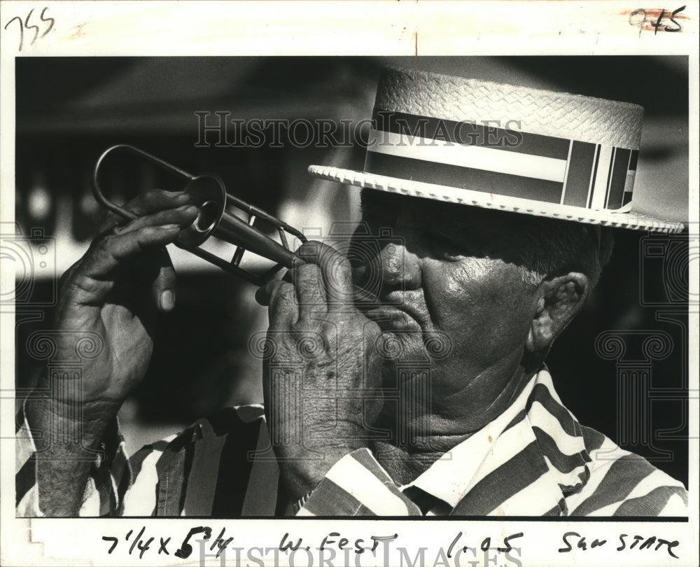 1981 Press Photo Russell Bradshaw Sells toy Trombones at the Jazz Festival - Historic Images