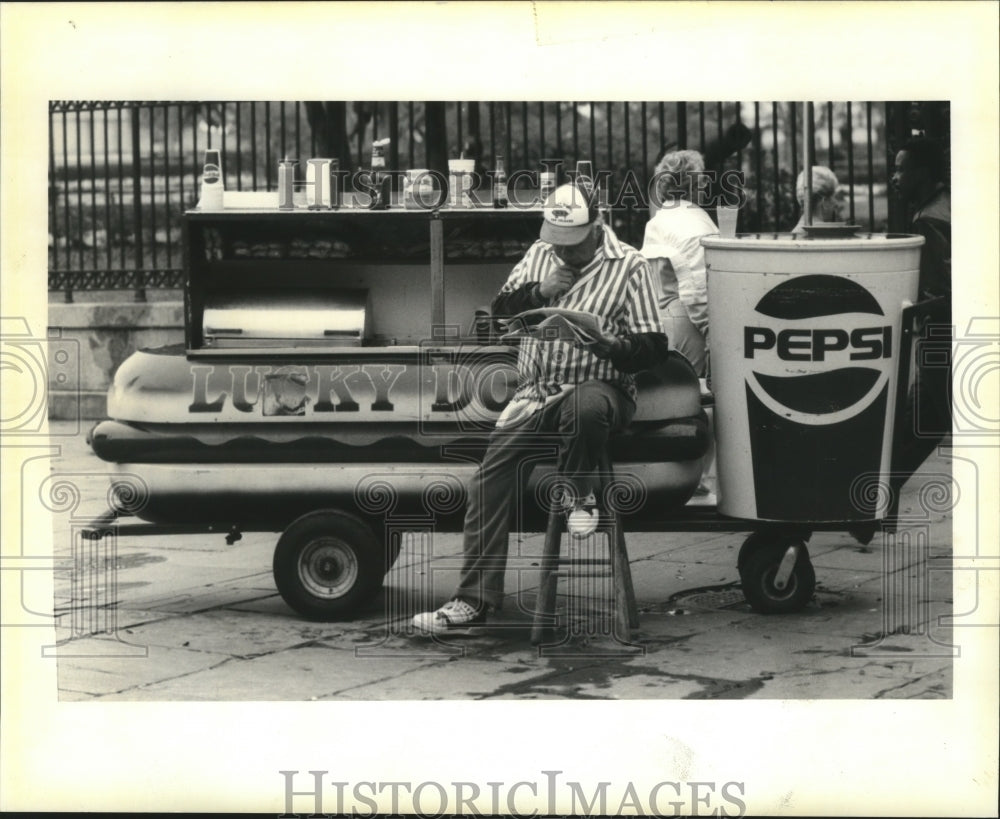 1992 Ched Anderson, hot dog vendor, waits for customers in Louisiana - Historic Images