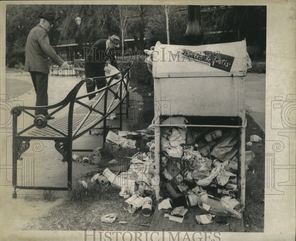 1967 Press Photo Overflowed trash bins in Jackson Square, New Orleans, Louisiana - Historic Images