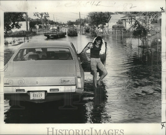 1974 Press Photo Hurricane Carmen - A youngster plays in the floodwaters. - Historic Images