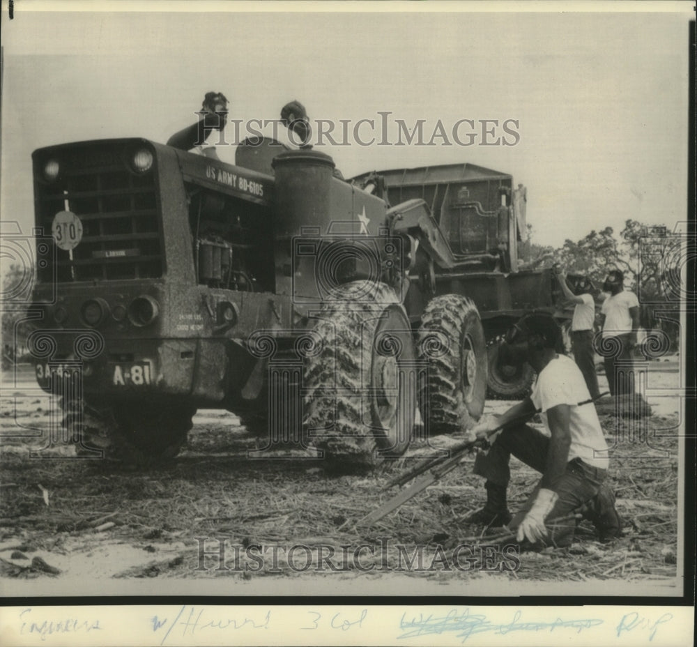 1969 Press Photo Engineers Battalion Clean Debris from Hurricane Camille - Historic Images