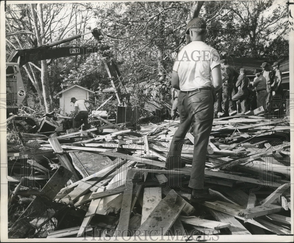 1969 Press Photo Search for Bodies Goes on in the Ruins of Buildings in Biloxi - Historic Images