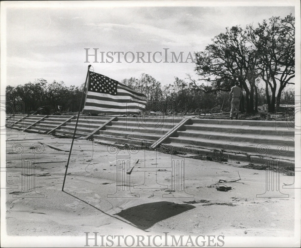 1969 Press Photo American Flag Standing in Gulfport After Hurricane Camille - Historic Images