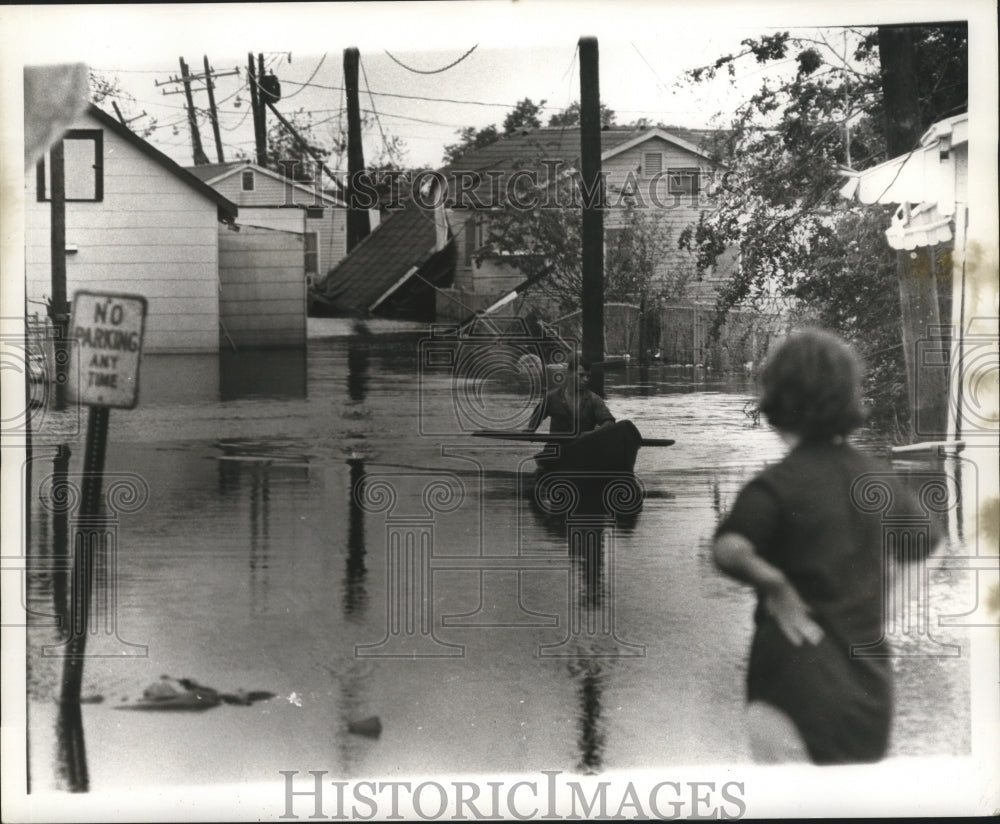 1969 Press Photo Man Paddles Boat in Flood after Hurricane Camille, Citrus City - Historic Images