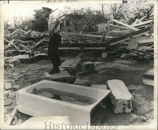 1969 Press Photo Cop in Home Remains in Pass Christian, Hurricane Camille - Historic Images