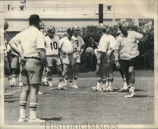 1972 Press Photo Ken Shipp Coach Works with New Orleans Saints Quarterbacks-Historic Images