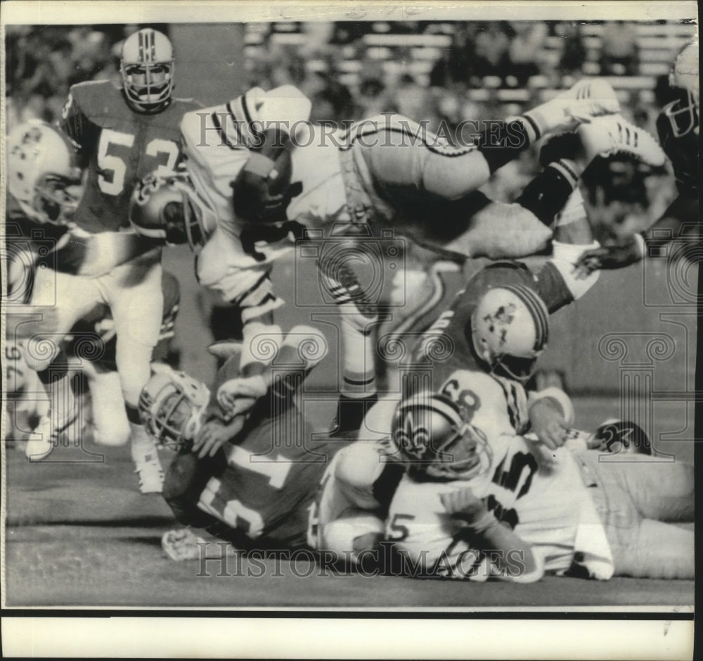 1974 Press Photo Jess Phillips New Orleans Saints Diving Over Line of Scrimmage - Historic Images