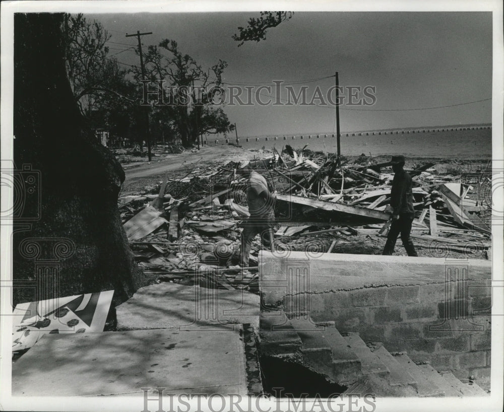 1969 Press Photo Men Walking Through Debris After Hurricane Camille - noa00873 - Historic Images