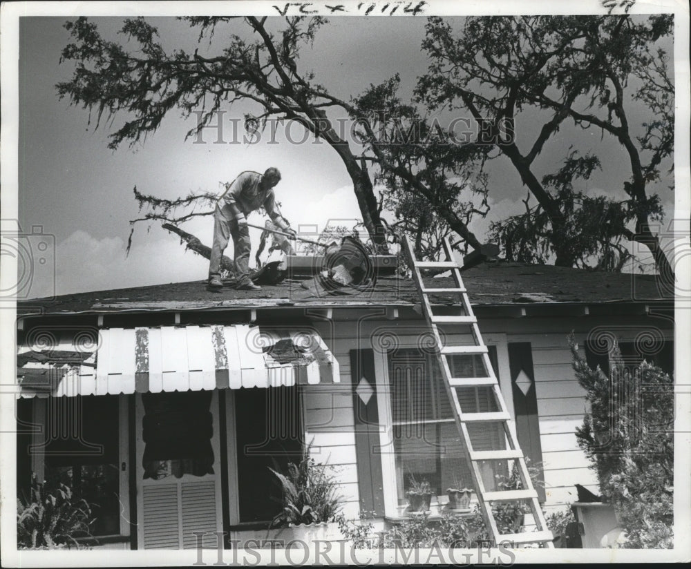 1969 Press Photo Gulf Coast Replacing Damaged Roof After Hurricane Camille - Historic Images