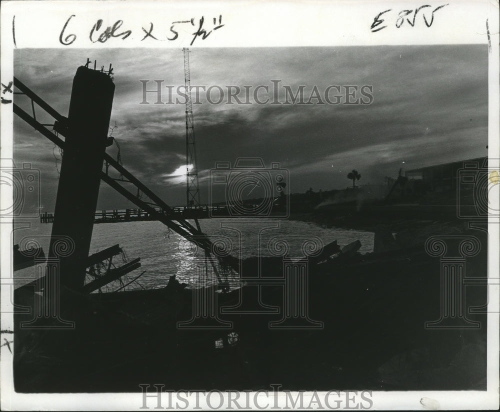 1969 Press Photo Serene Sunset from Debris Filled Shore After Hurricane Camille - Historic Images