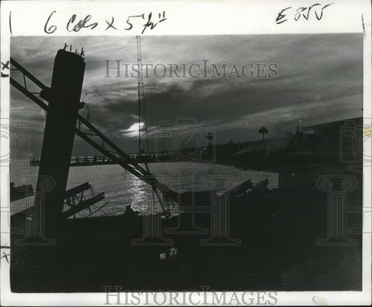 1969 Press Photo Serene Sunset from Debris Filled Shore After Hurricane Camille - Historic Images