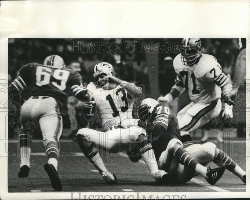 1978 Press Photo Saints&#39; Larry Cipa Finds Some Heavy-handed Dolphins - noa00909-Historic Images