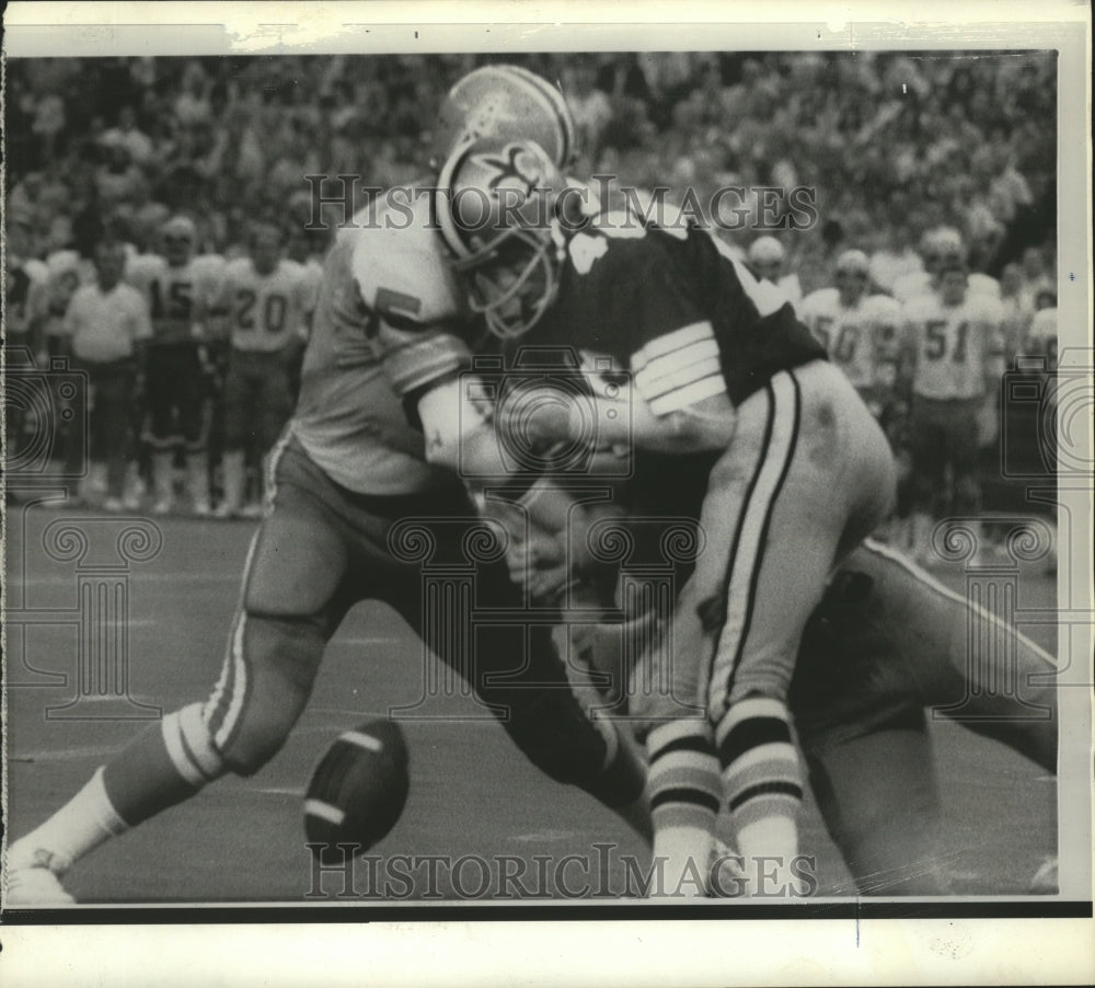 1972 Press Photo Saints&#39; Dan Abramowiez Gets his Licks Trying to Catch Pass - Historic Images