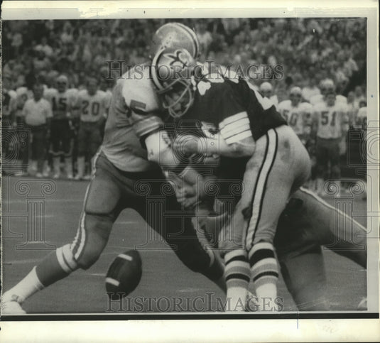 1972 Press Photo Saints' Dan Abramowiez Gets his Licks Trying to Catch Pass - Historic Images