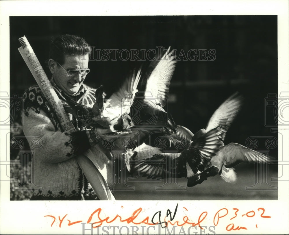 1983 Press Photo J. P. McGarth Feeds the Pigeons at Jackson Square - noa00952 - Historic Images