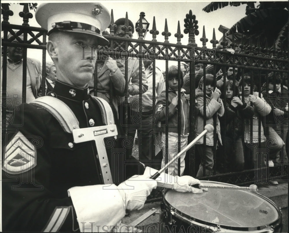 1986 Kids Climb Fence to Watch the Drummer on Jackson Square, N.O. - Historic Images