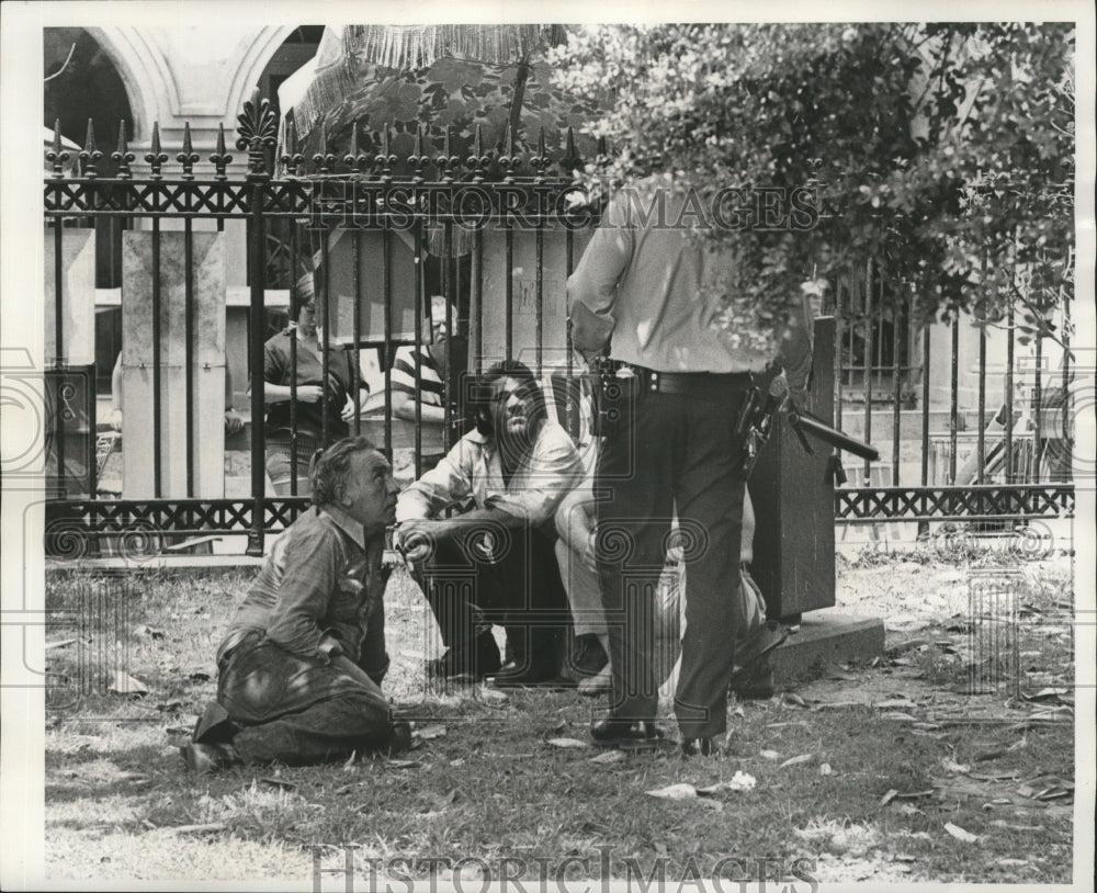 1975 Press Photo Cops Talks to men sitting at Jackson Square, New Orleans - Historic Images