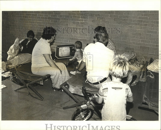 1979 Press Photo Hurricane Frederic - Refugees wait out the storm. - noa01077 - Historic Images
