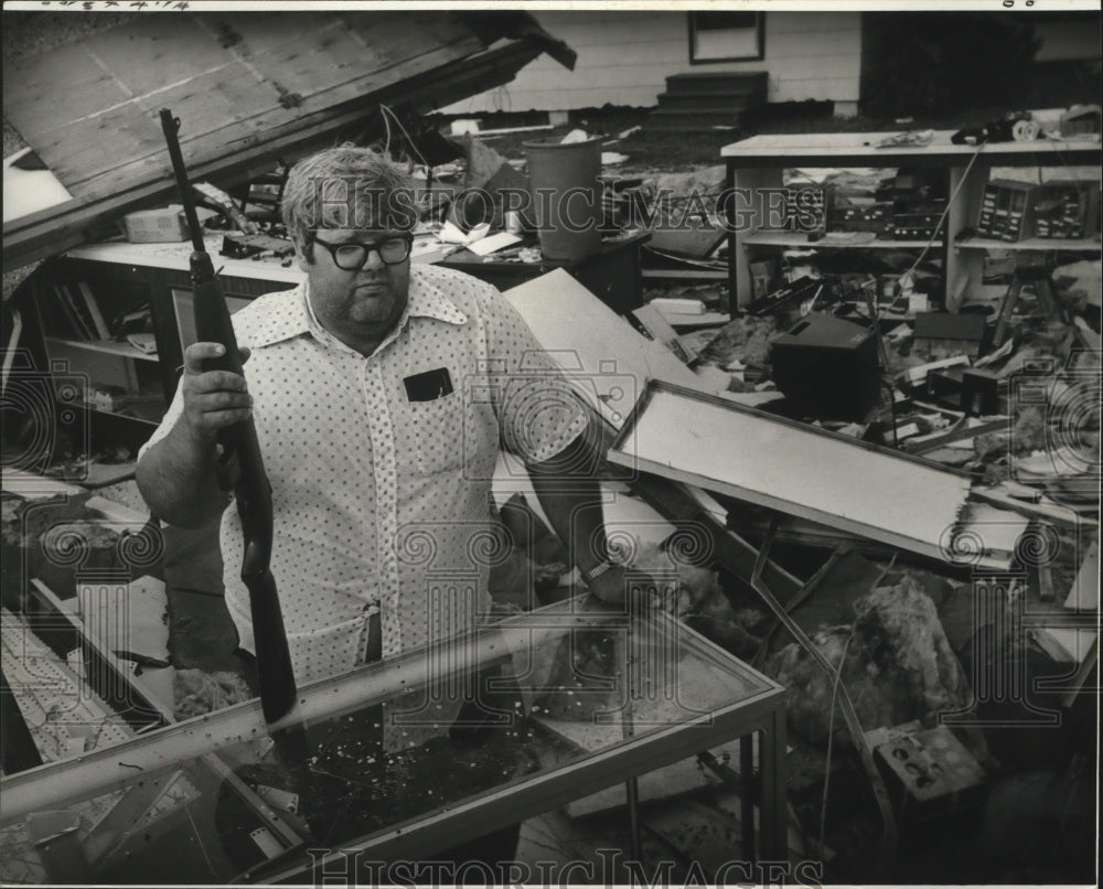 1979 Press Photo Hurricane Frederic - Larry Williams guards store in Pascagoula. - Historic Images