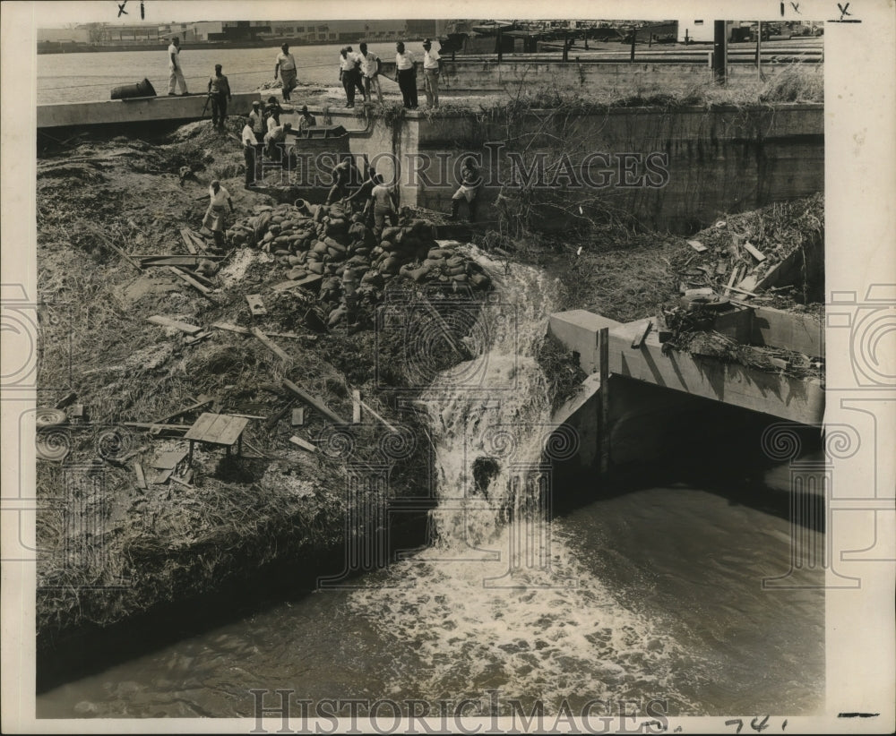 1965 Hurricane Betsy - Workmen sandbag Industrial Canal flood area. - Historic Images