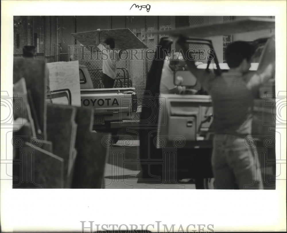 1988 Hurricane Gilbert - Customers of Home Depot load up on plywood. - Historic Images