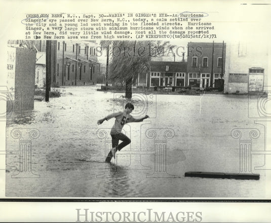 1971 Press Photo Hurricane Ginger - A boy plays in the streets in New Bern. - Historic Images
