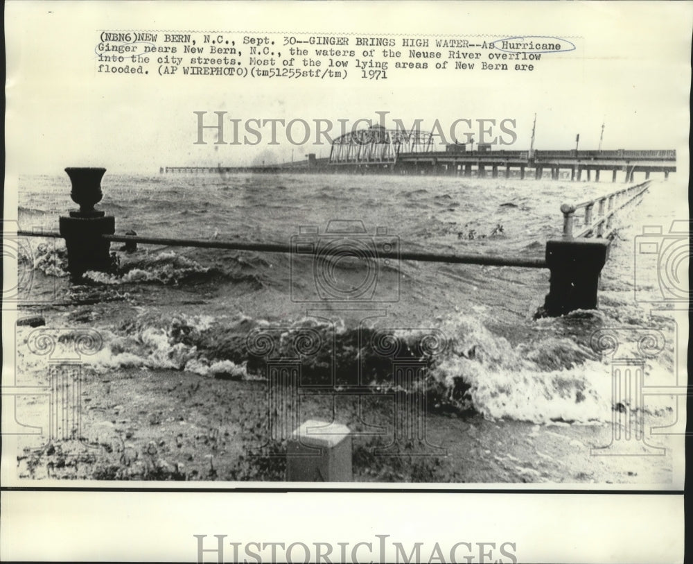 1971 Press Photo Hurricane Ginger - Waters of the Neuse River flood New Bern. - Historic Images