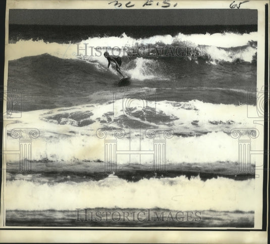 1971 Press Photo Hurricane Ginger - A surfer rides the storm waves in Florida. - Historic Images