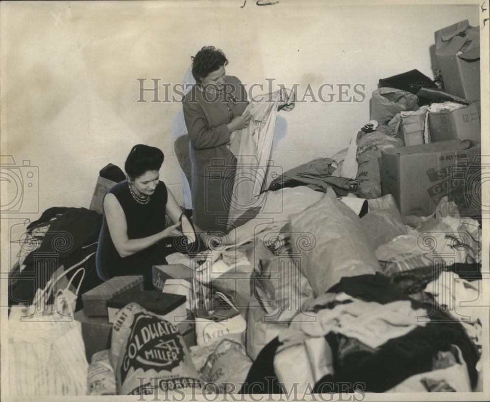 1964 Press Photo Hurricane Hilda - Women of the Moose sort donations for victims-Historic Images