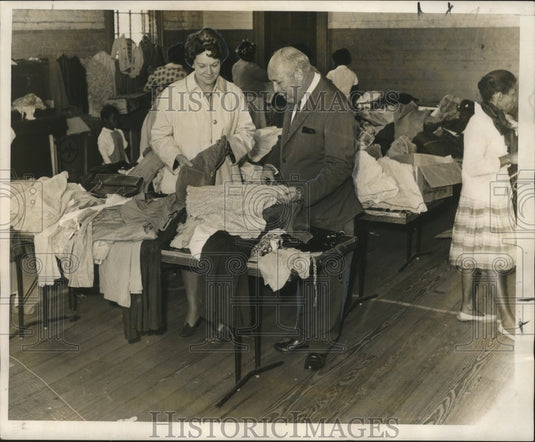 1965 Press Photo Hurricane Betsy Distribution of Clothing for Victims-Historic Images