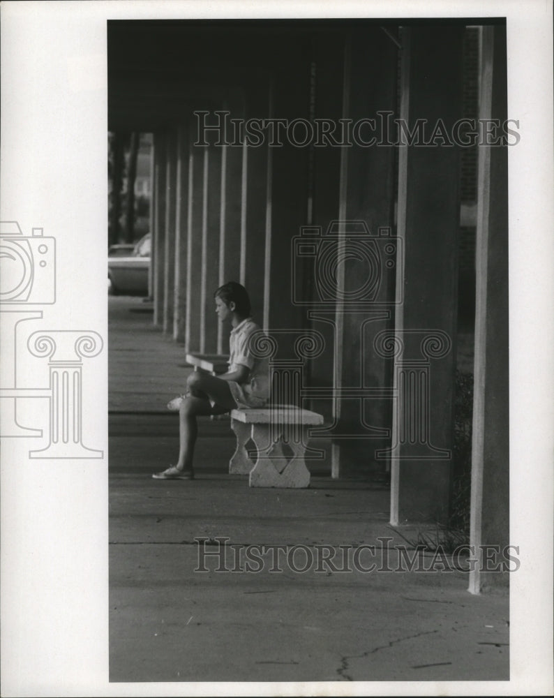 1969 Press Photo Hurricane Camille - A woman sitting on a bench. - noa01292 - Historic Images