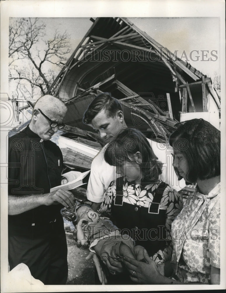 1969 Press Photo Hurricane Camille-Christening at Ruined Saint Thomas Church - Historic Images