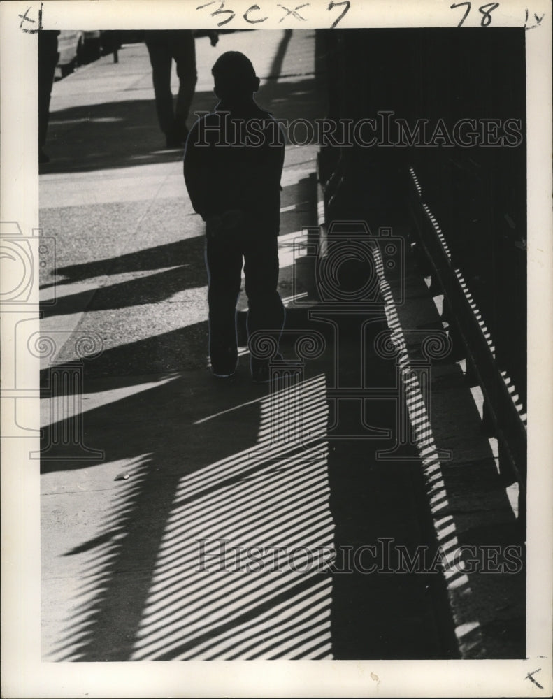 1965 Press Photo New Orleans Jackson Square Child Walking On Sidewalk - Historic Images