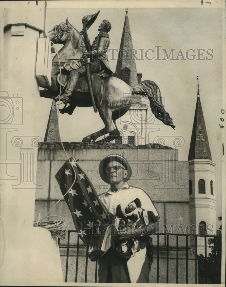 1968 Press Photo Man Raising US Flag in Jackson Square by Statue - noa01348 - Historic Images