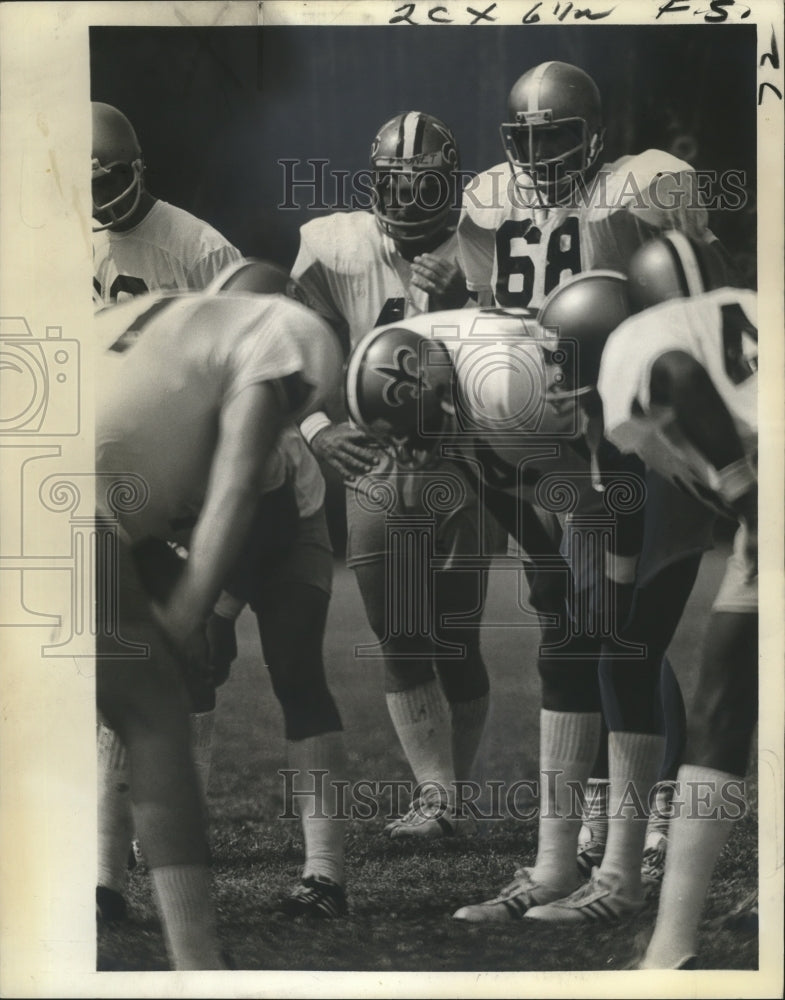 1974 Press Photo Tommy Thibodeaux in New Orleans Saints Offensive Huddle - Historic Images