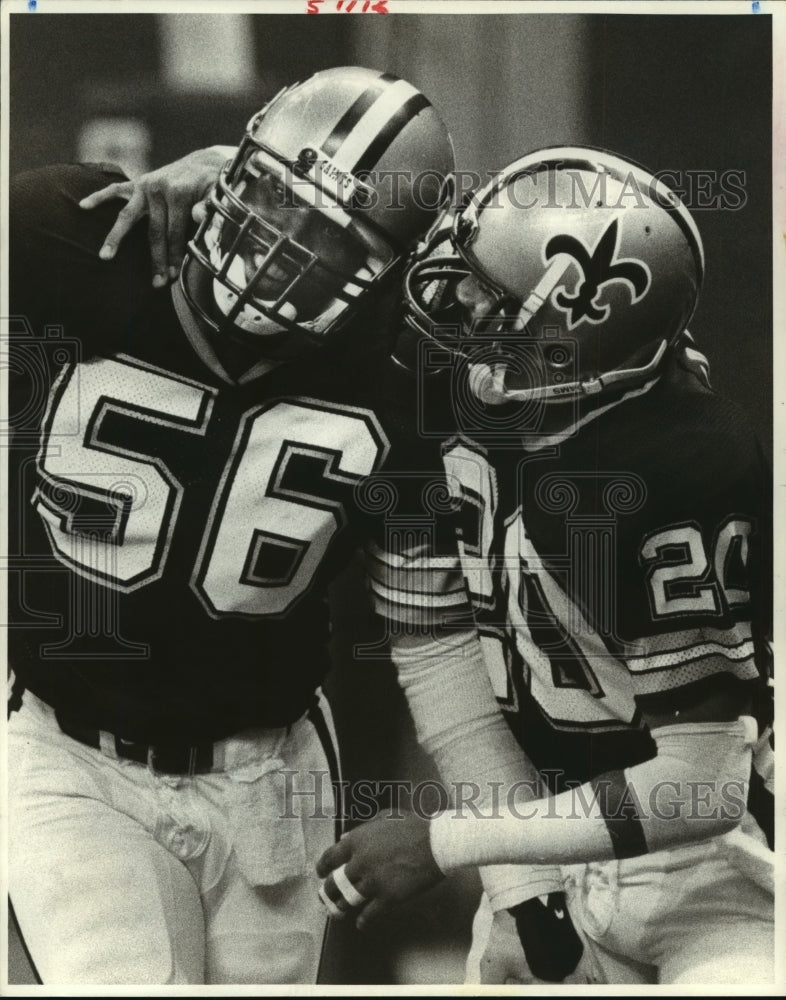 1984 Press Photo New Orleans Saints - 20 and 56 Share a Hug - noa01508 - Historic Images