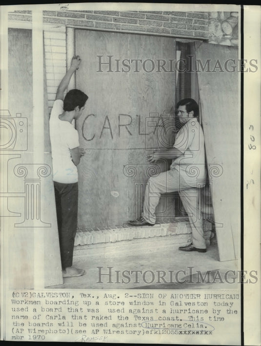 1970 Press Photo Hurricane Celia-Galveston boards up windows to prepare - Historic Images
