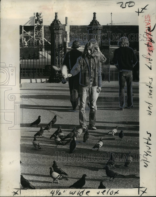 1973 Press Photo Jackson Square - A youth feeds pigeons in Jackson Square. - Historic Images