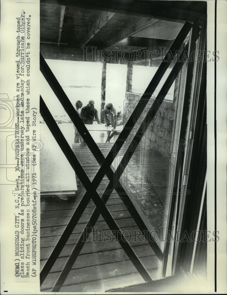 1971 Press Photo Workmen Preparing for Hurricane Ginger in Morehead City - Historic Images