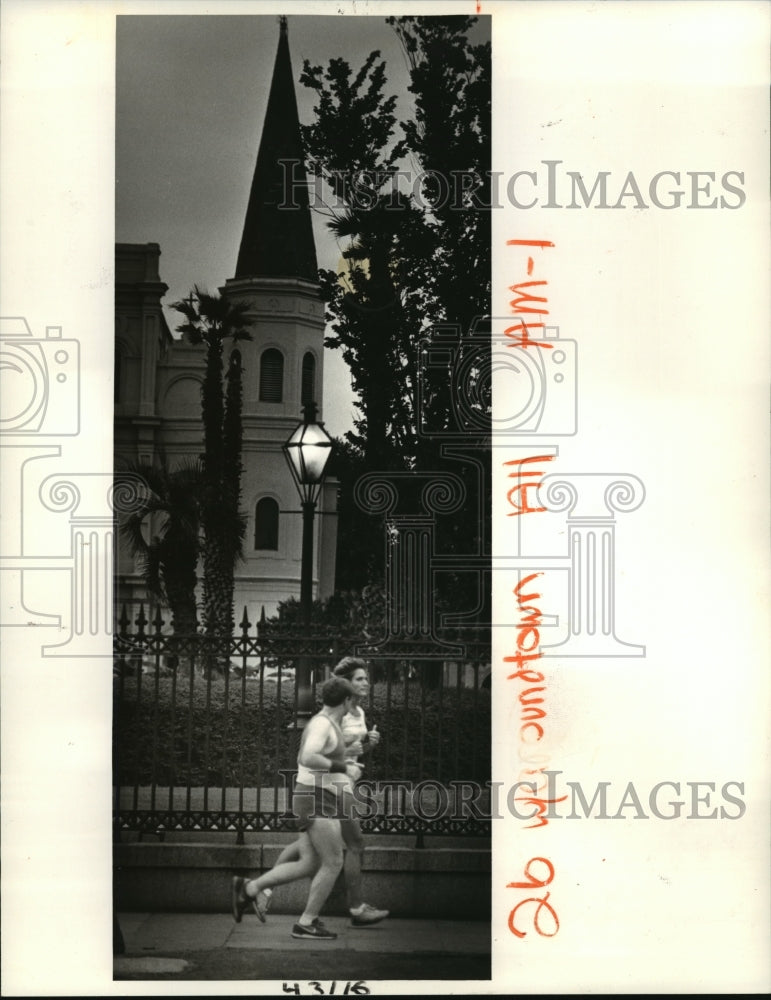 1984 Press Photo New Orleans- Joggers in Jackson Square. - noa01621 - Historic Images