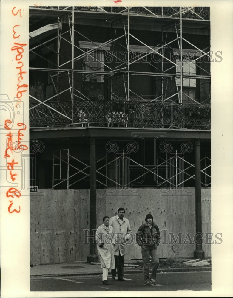 1983 Press Photo New Orleans- Scaffolding outlines exterior of Pontalba Bldg. - Historic Images