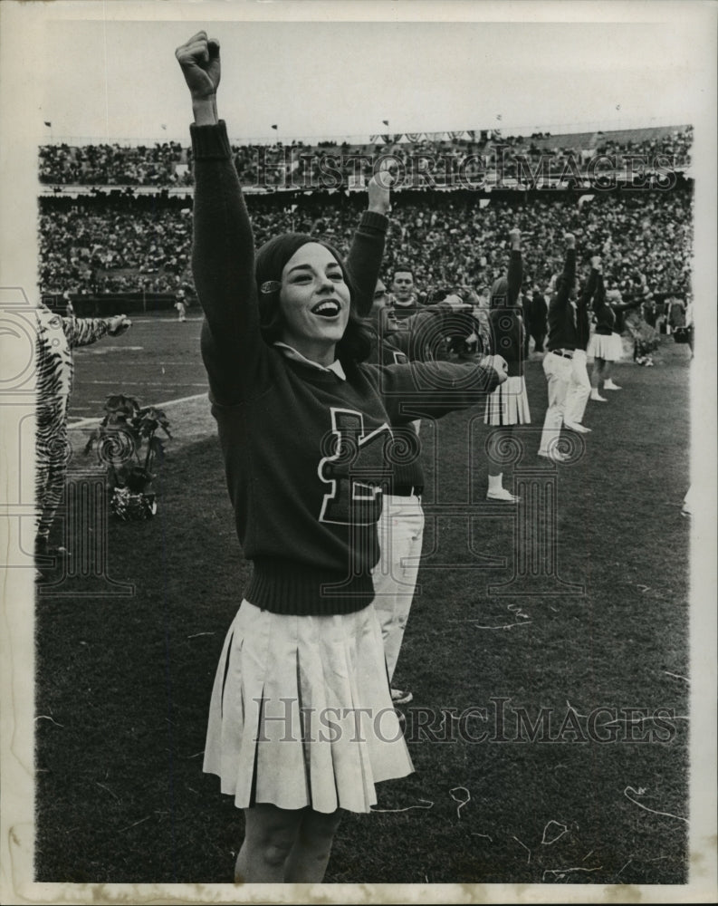 1968 Press Photo Sugar Bowl - Cheerleaders get crowd excited at Sugar Bowl. - Historic Images