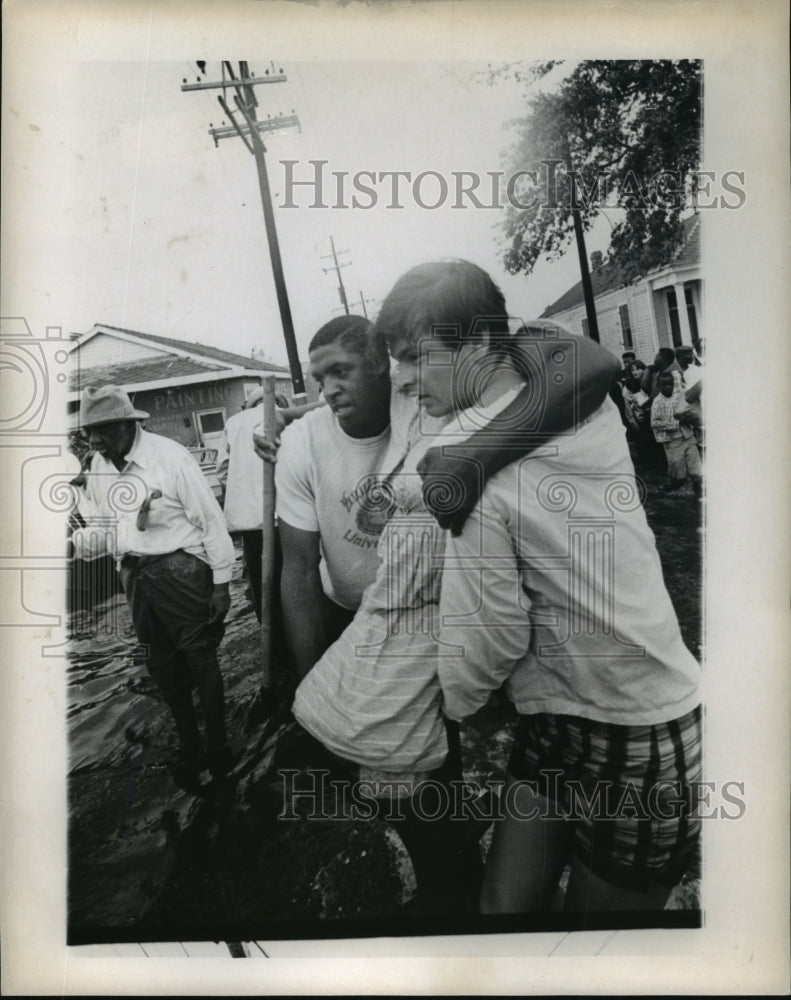 1965 Press Photo Hurricane Betsy - Young Men Rescue Others in Flooded Louisiana - Historic Images